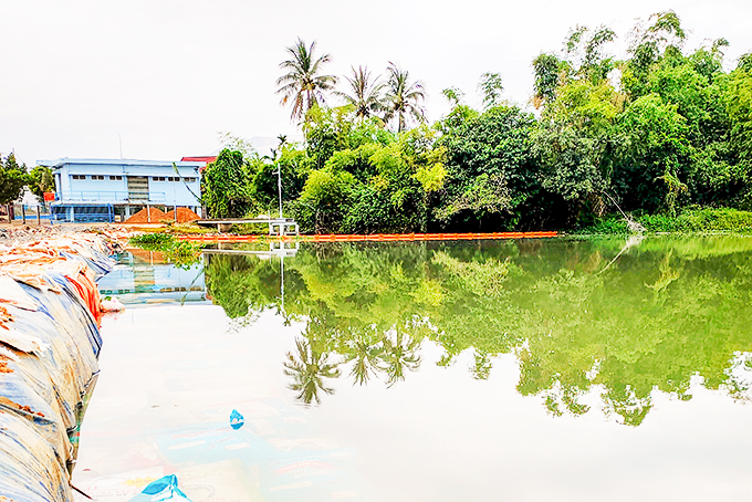 Đập tạm ngăn mặn Xuân Phong  (tại cầu Vĩnh Phương, Nha Trang),  mực nước đang thấp hơn mọi năm.