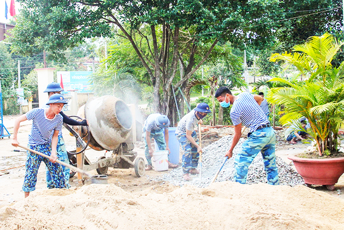 Cán bộ, chiến sĩ Lữ đoàn 101, Vùng 4 Hải quân  giúp sửa sang trường học trên địa bàn huyện Khánh Sơn.