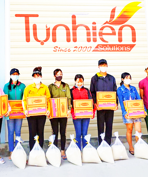 Công ty Cổ phần Hóa mỹ phẩm Tự Nhiên tặng 5.000 chai dung dịch rửa tay cho một số trường học, cơ sở từ thiện