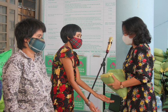 Bà Thái Thị Lệ Hằng - Phó Tổng Biên tập Báo Khánh Hòa trao quà hỗ trợ cho một hộ nghèo