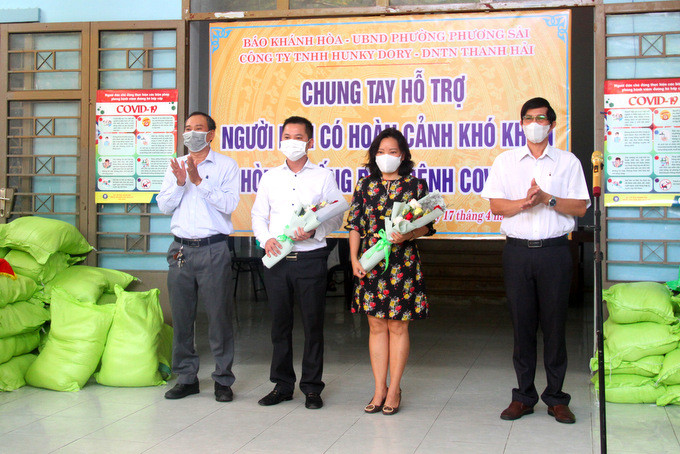Lãnh đạo phường Phương Sài trao hoa cảm ơn Báo Khánh Hòa và nhà tài trợ