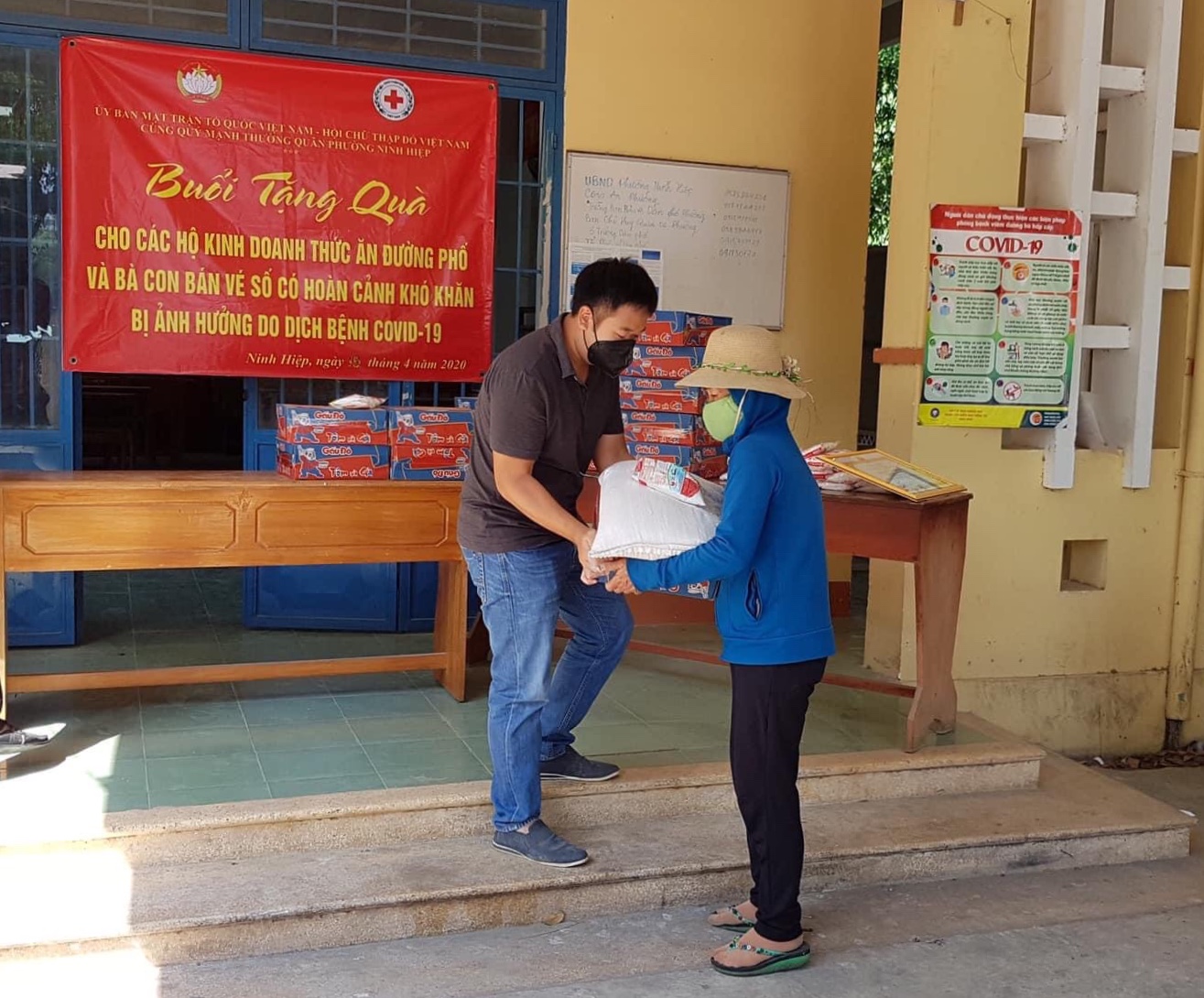 Hội Chữ thập đỏ thị xã Ninh Hòa phát bánh mì và trao quà hỗ trợ cho người nghèo