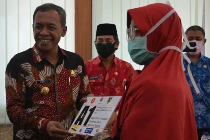 Thị trưởng thành phố Palu nhận bàn giao biểu tượng làng ASEAN. (Nguồn: Deadline News).
