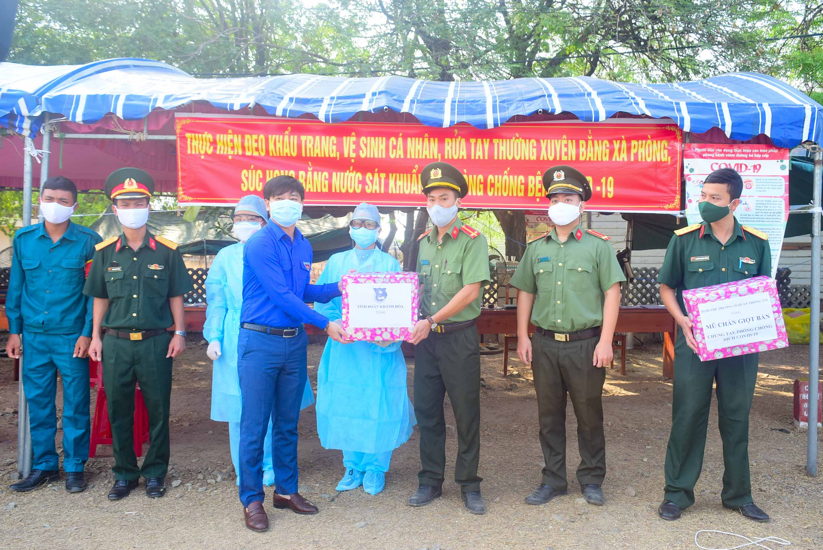 Thăm, tặng quà lực lượng làm nhiệm vụ tại các trạm kiểm soát liên ngành phòng, chống dịch Covid-19
