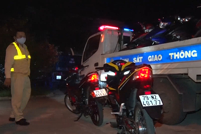 Bắt 7 "quái xế" tụ tập và có hành vi cổ vũ, đua xe trái phép giữa mùa dịch Covid-19