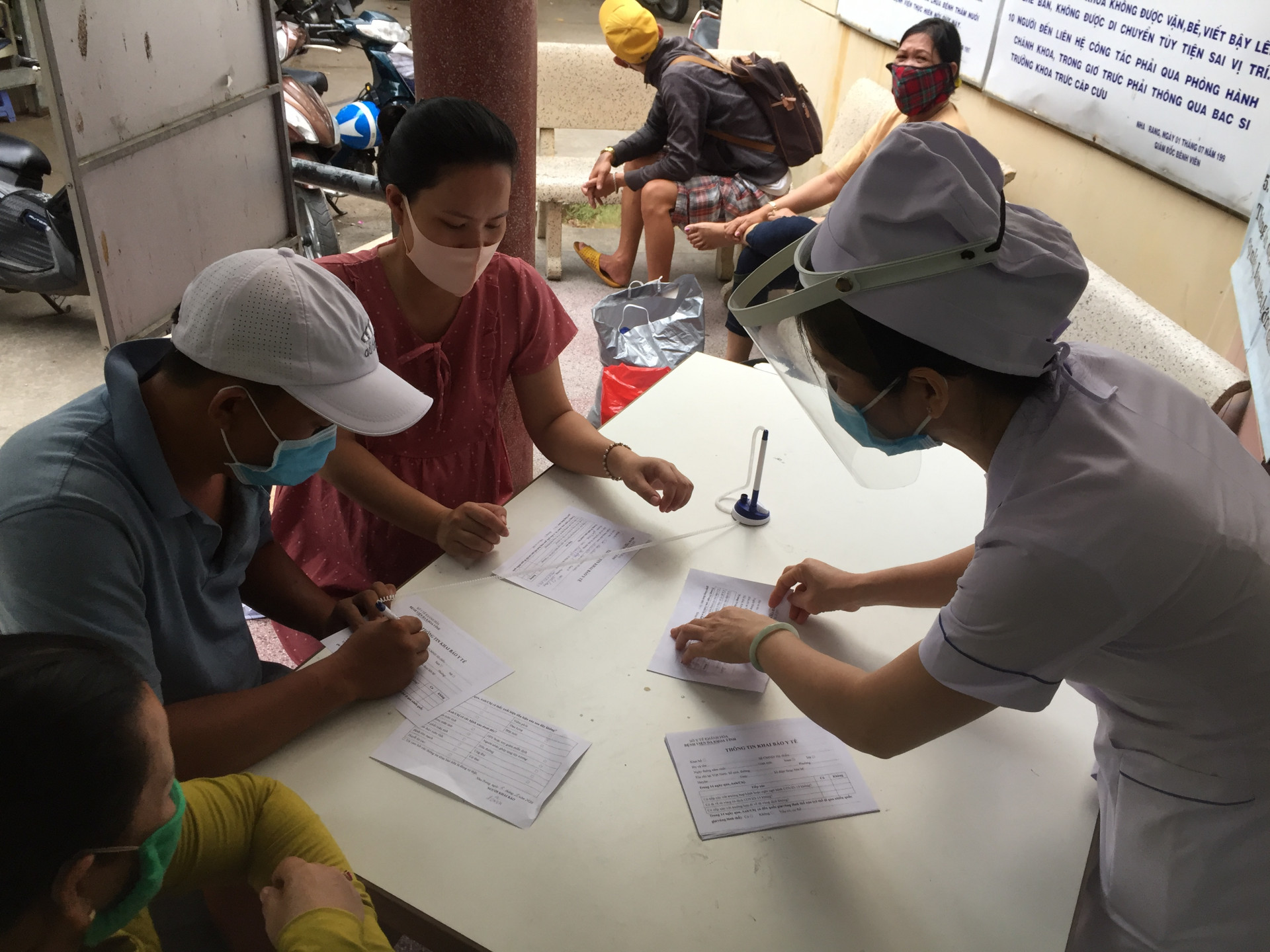 Hướng dẫn người đến khám khai báo y tế tại Bệnh viện Đa khoa tỉnh Khánh Hoà