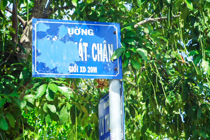 Cần chỉnh trang biển tên đường