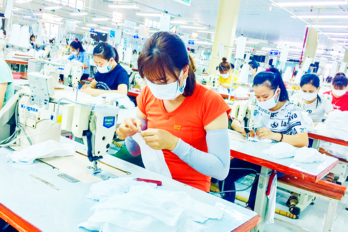 Dây chuyền sản xuất khẩu trang của Công ty Cổ phần Dệt may Nha Trang.