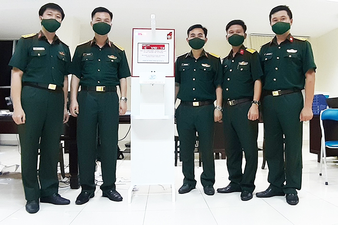 Trường Sĩ quan Thông tin chế tạo thành công máy đo thân nhiệt không tiếp xúc