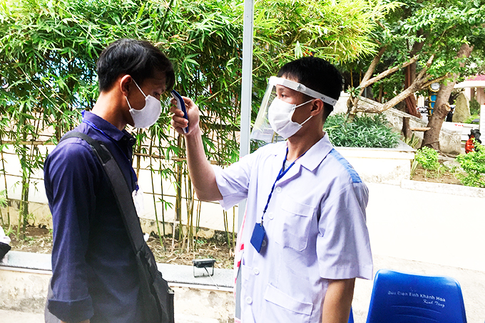 Mặt nạ ngăn giọt bắn do đoàn viên,  thanh niên Bệnh viện Đa khoa tỉnh chế tạo.