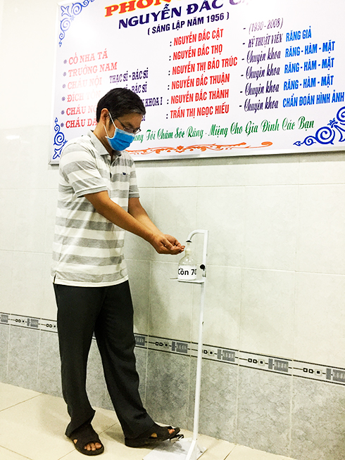 Dụng cụ lấy dung dịch  khử khuẩn bằng chân  của Phòng khám nha khoa  Nguyễn Đắc Cật.