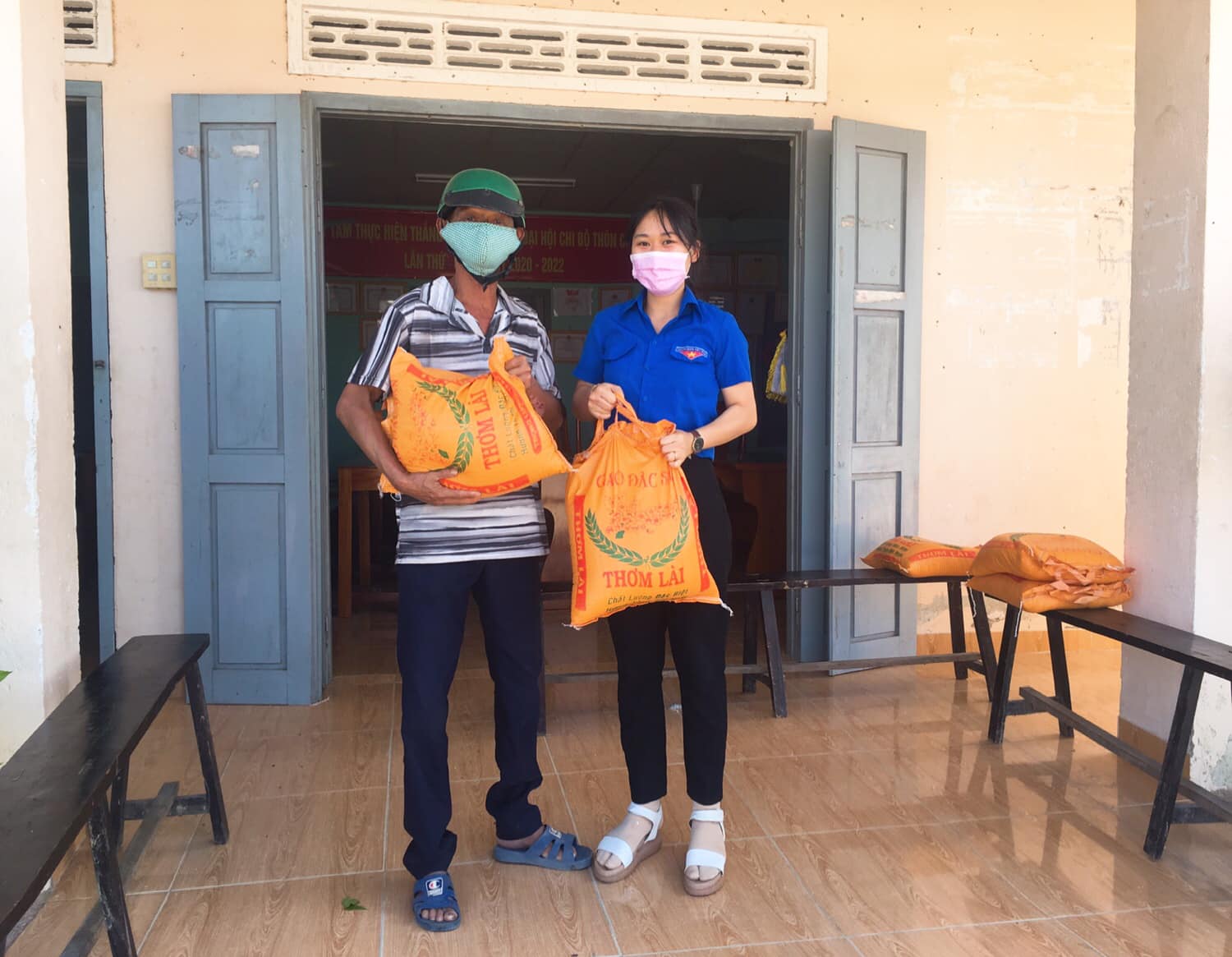 Xã Diên Thọ: Trao 2 tấn gạo hỗ trợ các hoàn cảnh khó khăn