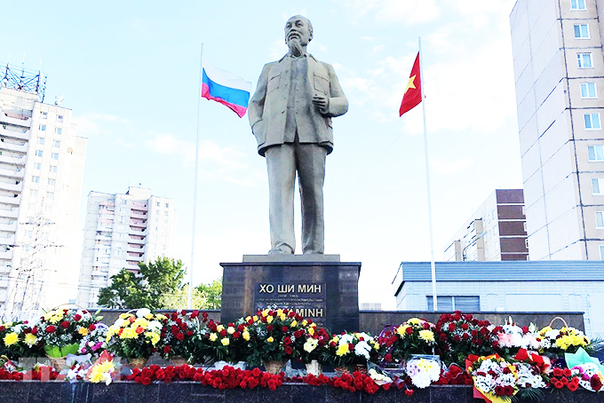 Tượng đài Bác Hồ ở quảng trường mang tên Bác  ở thành phố Ulianovsk - quê hương của Lênin. Ảnh: Tâm Hằng/TTXVN