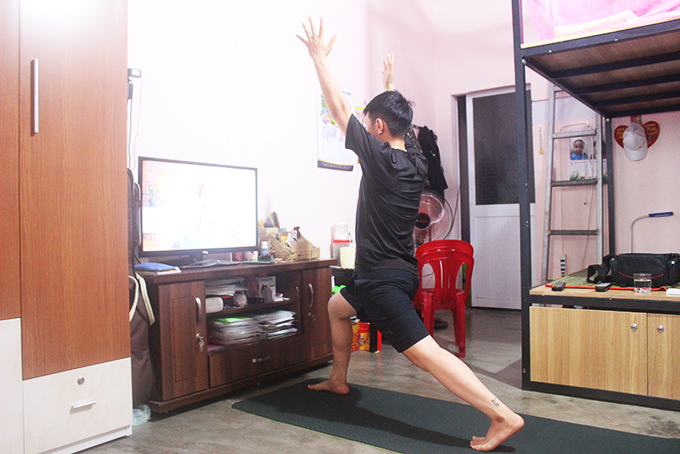 Bạn Hoàng Thị Ánh Tuyết tập yoga tại nhà với những bài tập từ lớp học online. 