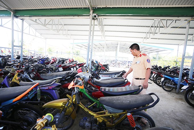 Các xe độ chế vi phạm bị tạm giữ tại trụ sở Công an thị xã Ninh Hòa.