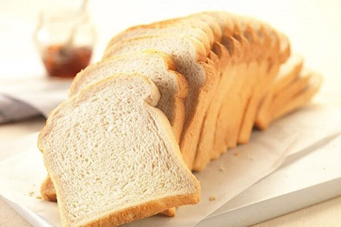 Ăn bánh mì sẽ giúp thấm hút bớt đi những dịch vị thừa có trong dạ dày, giúp giảm đau rất hiệu quả.