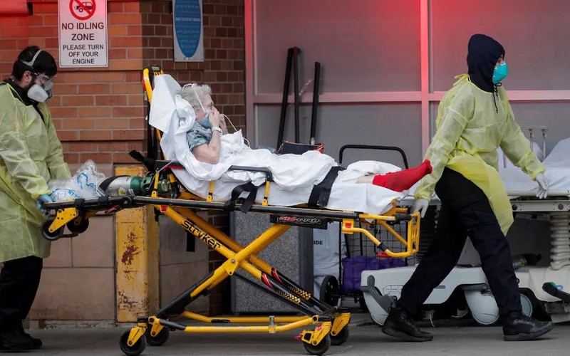 Bệnh nhân Covid-19 trên cáng ở New York, Mỹ. Ảnh: Reuters.
