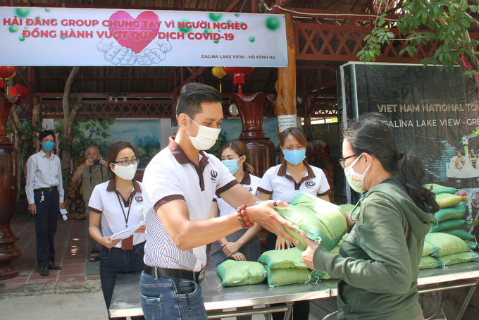 Công ty TNHH Hải Đăng tặng gạo cho người nghèo