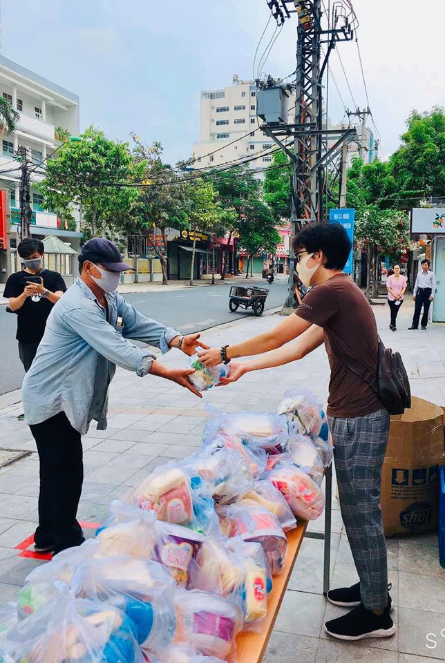  Đại diện Công ty TNHH Hải Đăng trao quà cho người gặp khó khăn vì dịch Covid-19