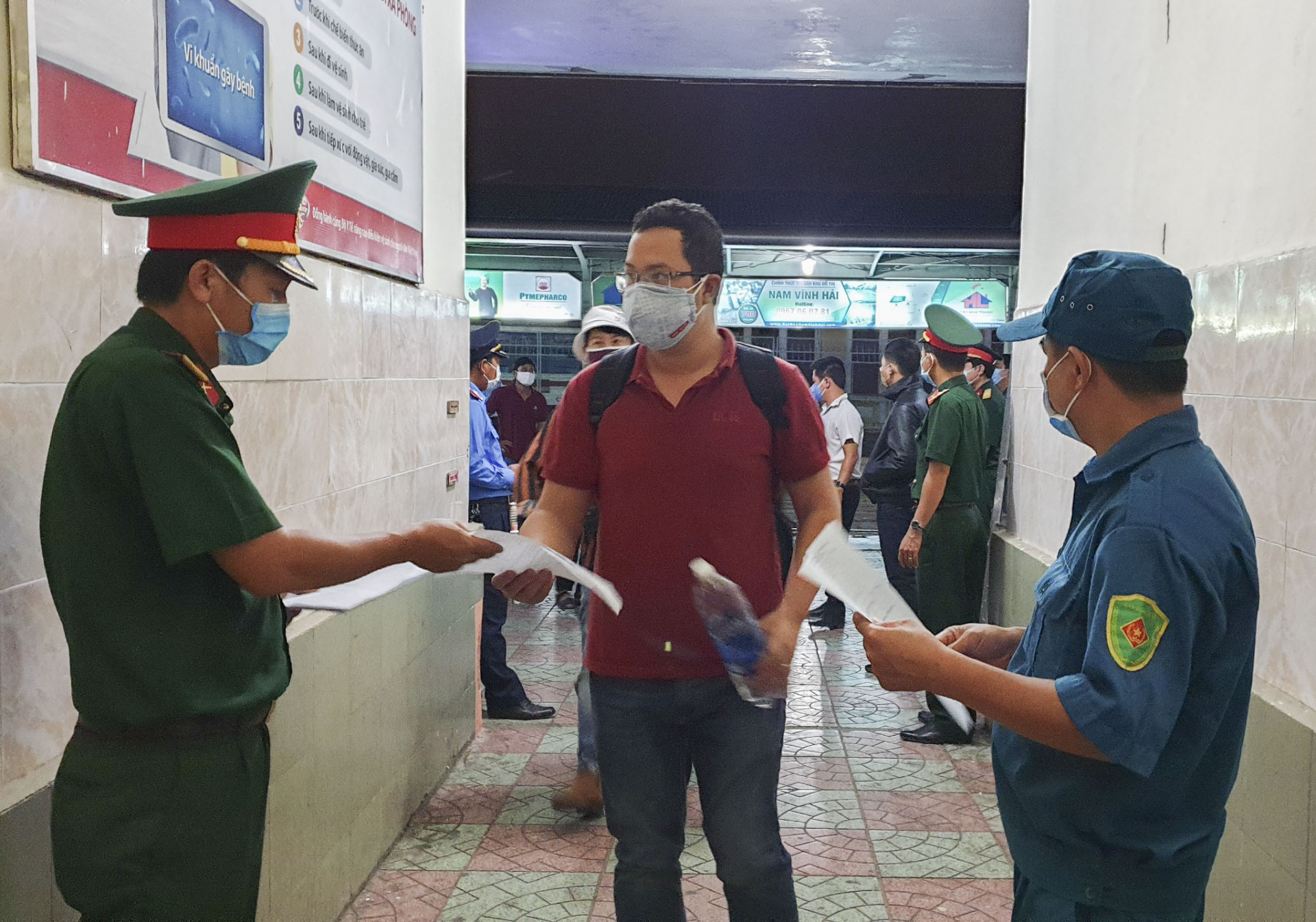 Hướng dân người dân khai báo y tế ở Ga Nha Trang
