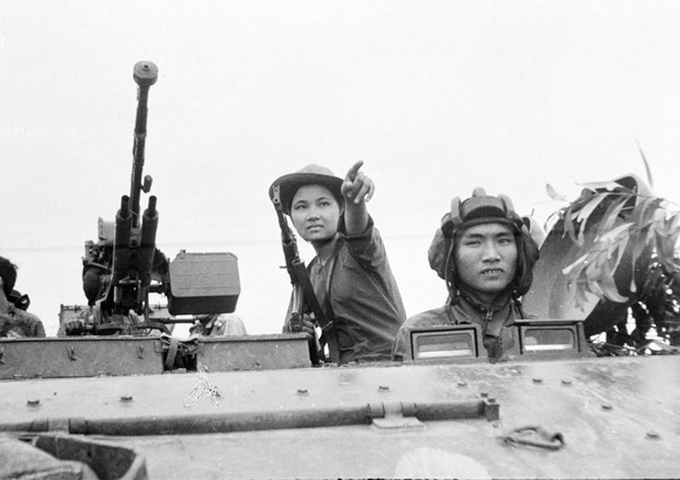 Lực lượng xe tăng Sư đoàn 10 (Quân đoàn 3) được nữ chiến sỹ biệt động Nguyễn Trung Kiên (Cao Thị Nhíp) dẫn đường, đánh chiếm sân bay Tân Sơn Nhất, ngày 30/4/1975. (Nguồn: TTXVN)
