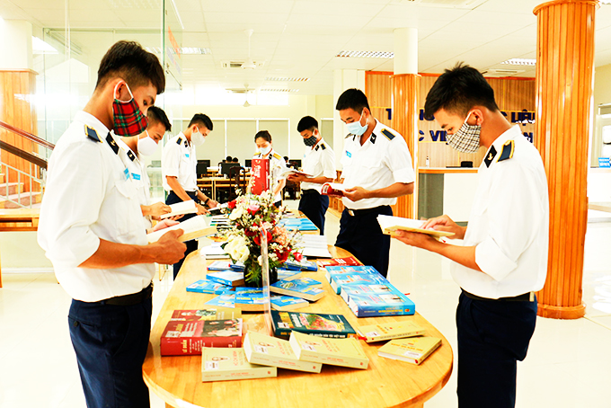 Học viện Hải quân: Hưởng ứng ngày Sách Việt Nam