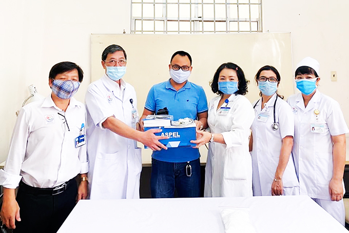 Gia đình ông Võ Đăng Quang trao tặng thiết bị y tế  cho Bệnh viện Đa khoa tỉnh. 
