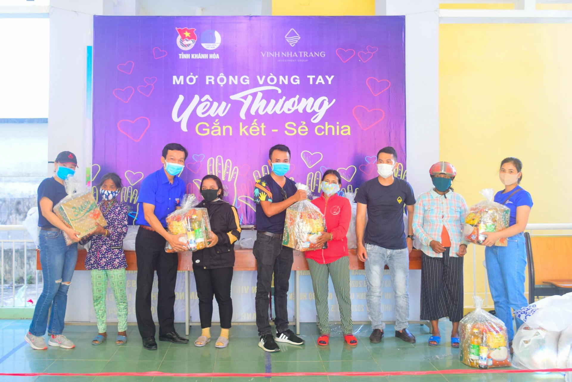 Tỉnh đoàn và Công ty Cổ phần Đầu tư xây dựng Vịnh Nha Trang trao quà cho người dân huyện Khánh Vĩnh