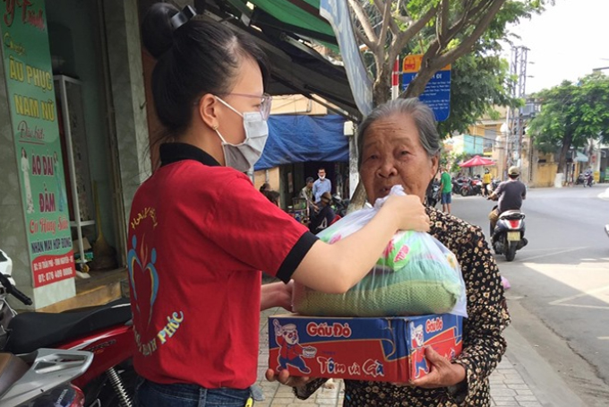 Nhóm thiện nguyện Haly Hely trao quà hỗ trợ người dân có hoàn cảnh khó khăn