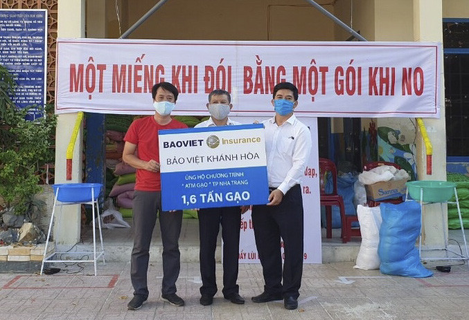 Lãnh đạo Bảo Việt Khánh Hòa trao bảng tượng trưng 1,6 tấn gạo cho Hội chữ thập đỏ TP. Nha Trang.