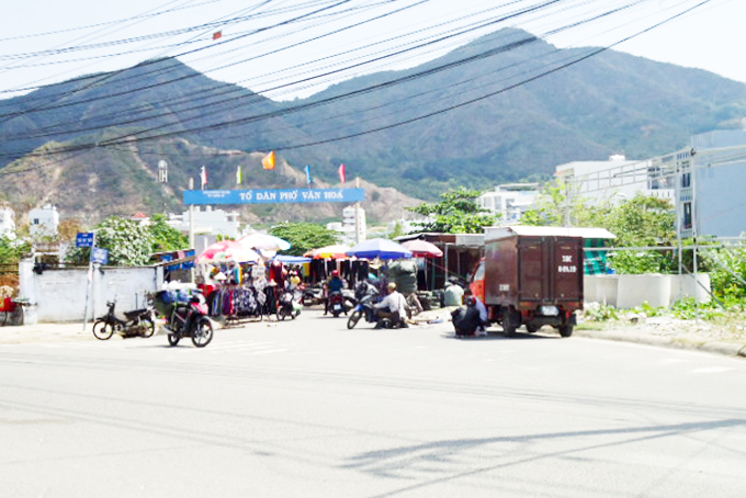 Buôn bán chiếm lòng đường