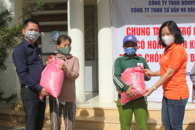 Lãnh đạo Báo Khánh Hòa và Công ty TNHH Hunky Dory trao quà cho các gia đình khó khăn của xã Vĩnh Hiệp