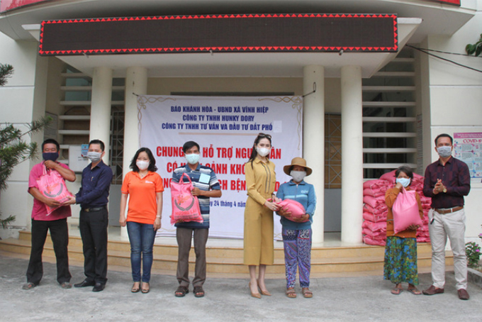 Lãnh đạo Báo Khánh Hòa và các nhà tài trợ trao quà hỗ trợ cho các hộ nghèo của xã Vĩnh Hiệp, TP. Nha Trang