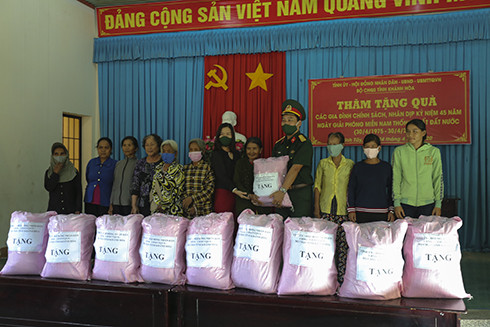 Lãnh đạo Bộ CHQS tỉnh, UBMTTQ Việt Nam tỉnh tặng quà cho các hộ dân.