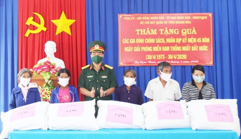 Đại tá Trịnh Việt Thành trao quà cho các gia đình chính sách.