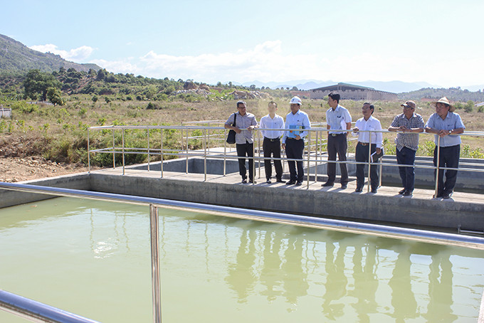 Provincial leaders inspected the wastewater treatment system at Trang É Industrial Complex.