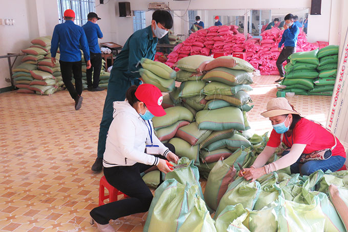 By the afternoon of April 23, program was given over 8 tons of rice.