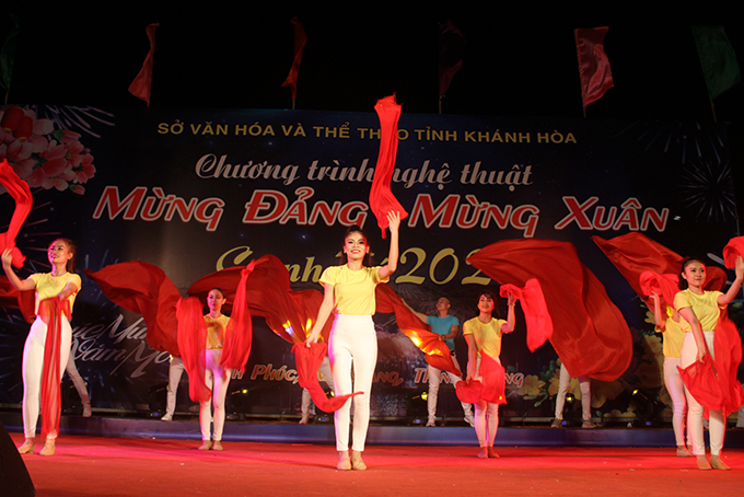 Các nghệ sĩ của Đoàn Ca múa nhạc Hải Đăng biểu diễn trong dịp Tết Nguyên đán Canh Tý 2020. (Ảnh minh họa)