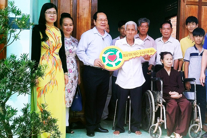 Bác sĩ Trương Tấn Minh trao hỗ trợ cho người nghèo ở Khánh Hòa