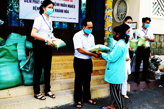 Tặng 200 suất gạo cho bệnh nhân nghèo