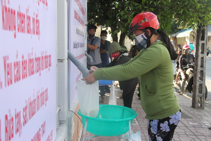 Cúi xuống thấy mình…