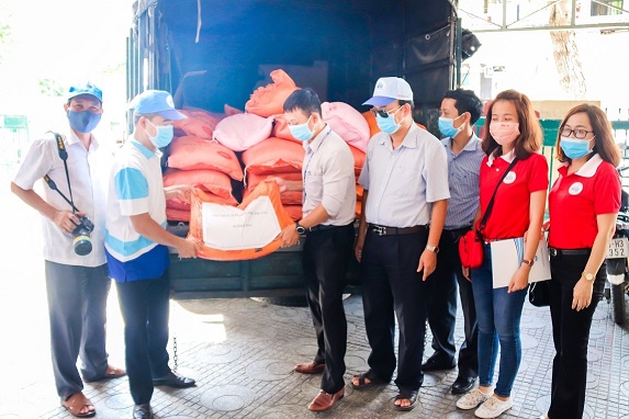 Trường Đại học Nha Trang trao gạo cho Hội Chữ thập đỏ tỉnh. 