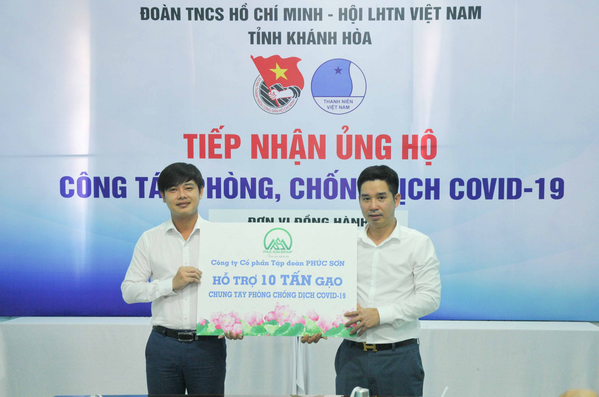 Lãnh đạo Tỉnh đoàn (bên trái) tiếp nhận biểu trưng hỗ trợ 10 tấn gạo từ đại diện Công ty Cổ phần Tập đoàn Phúc Sơn