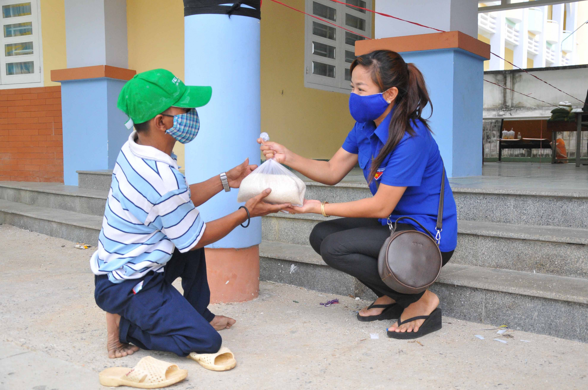 Người khuyết tật không thể đến nhận gạo tại máy  "ATM gạo " được ban tổ chức trao tận tay