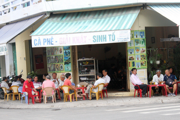 Quán cà phê vỉa hè ở đường Yết Kiêu khách ngồi san sát nhau
