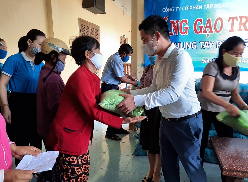 Hội viên phụ nữ Diên Khánh nhận gạo hỗ trợ