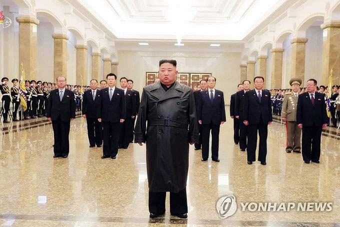 Nhà lãnh đạo Triều Tiên Kim Jong Un bày tỏ lòng kính trọng trước cố lãnh tụ Triều Tiên Kim Jong Il, đồng thời là cha của ông tại Cung điện Mặt trời Kumsusan. Hình ảnh trên được lấy từ Đài truyền hình Trung ương Triều Tiên ngày 16/2/2020. Ảnh: Yonhap
