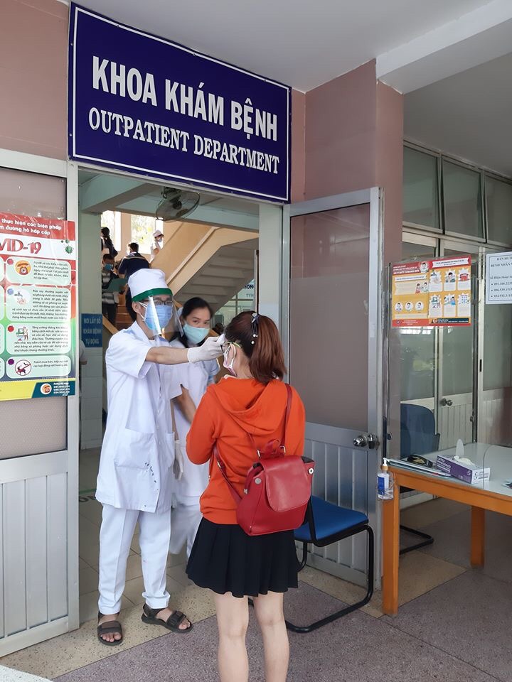 Kiểm tra thân nhiệt người đến khám tại Bệnh viện Đa khoa tỉnh Khánh Hoà