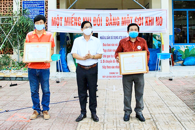 Ông Nguyễn Tấn Tuân tặng bằng khen của UBND tỉnh cho các tập thể. 