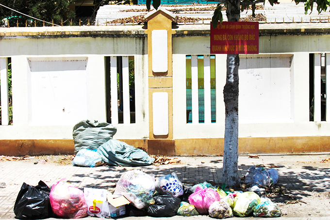 Xả rác trước trường học